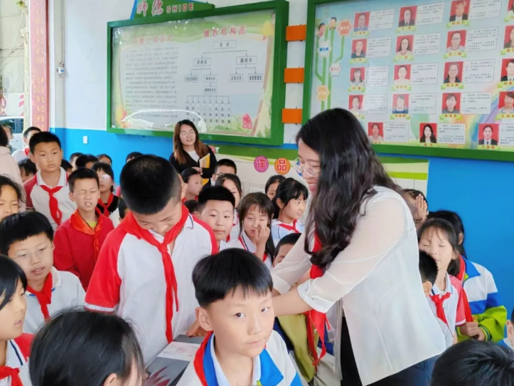 陕西许小平律师事务所法律服务进校园暨“六一”儿童节捐资助学活动在临潼区马额街办马额小学顺利举行